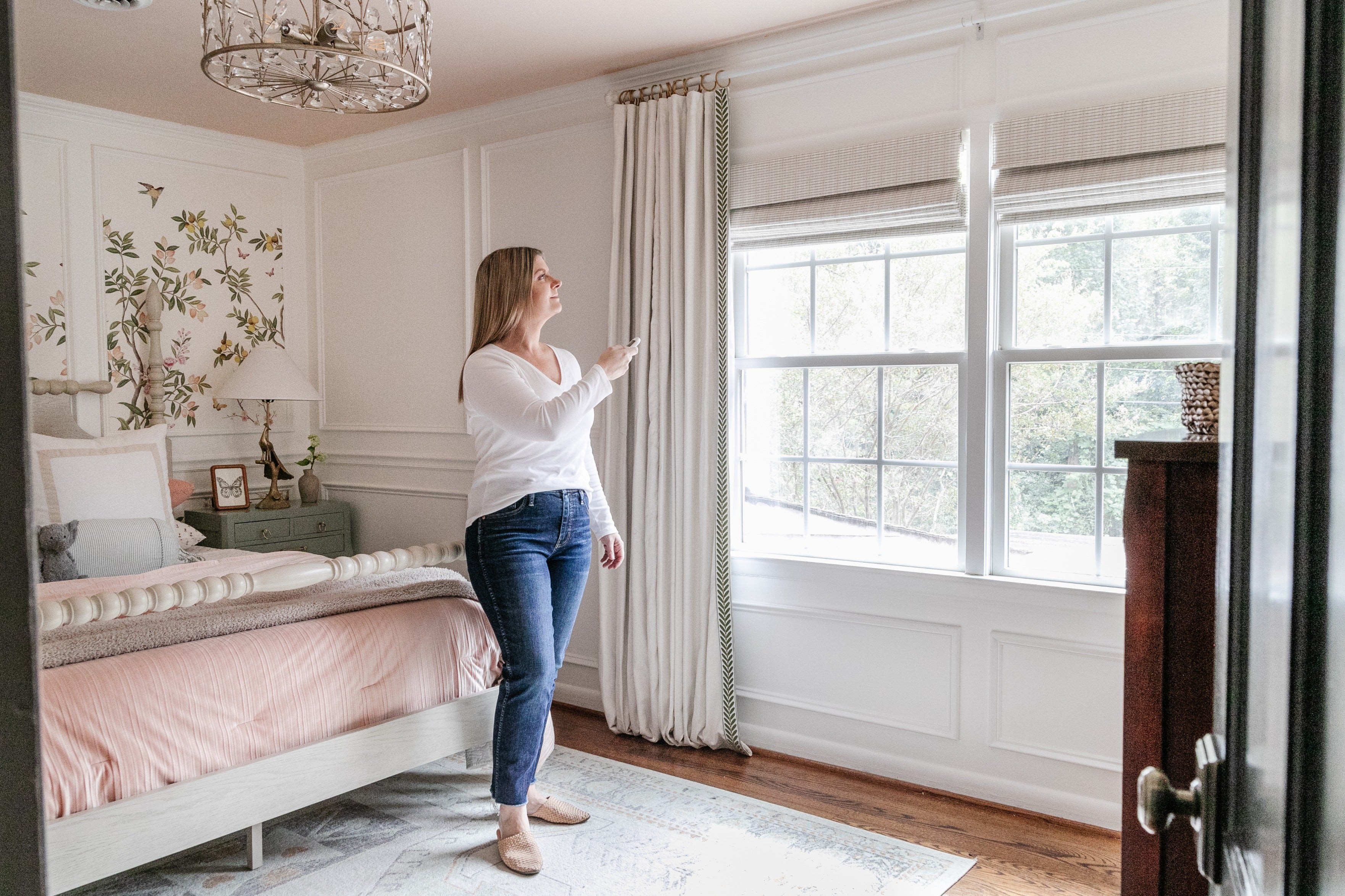 5 Benefits of Motorized Room-Darkening Shades for Bedrooms